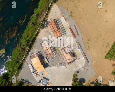 Foto aerea vista dall'alto verso il basso di piccole case costruite con profilo in metallo Foto Stock