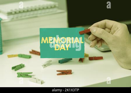 Cartello con indicazione Memorial Day. Concetto di Internet per onorare e ricordare coloro che sono morti nel servizio militare Foto Stock