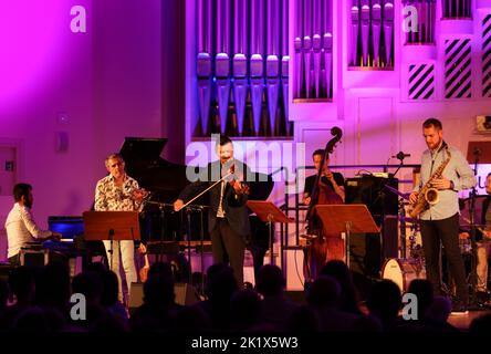 Cracovia, Polonia - 4 luglio 2022: Adam Baldych Quartet e Paolo Fresu vivono sul palcoscenico della Filarmonica di Cracovia al Summer Jazz Festival di Cracovia, Polonia Foto Stock