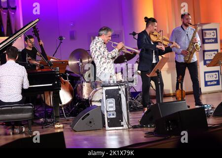 Cracovia, Polonia - 4 luglio 2022: Adam Baldych Quartet e Paolo Fresu vivono sul palcoscenico della Filarmonica di Cracovia al Summer Jazz Festival di Cracovia, Polonia Foto Stock