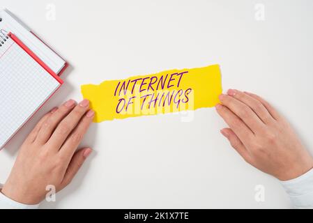 Ispirazione che mostra il segno Internet di Thingsconnessione di dispositivi alla rete per inviare dati di ricezione. Concetto che significa collegamento di dispositivi alla rete a. Foto Stock