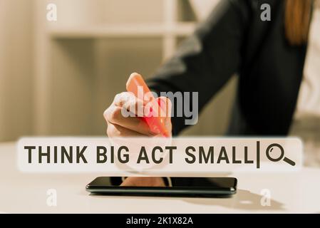 Segno di testo che mostra Think Big Act Small. Concetto del Internet i grandi obiettivi ambiziosi prendono i piccoli passi uno alla volta Foto Stock