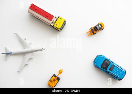 Automobile di plastica. Tipi differenti di trasporto del giocattolo Foto Stock