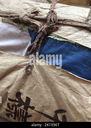 Vecchio kimono giapponese in un pacco di carta legato con un filo Foto Stock