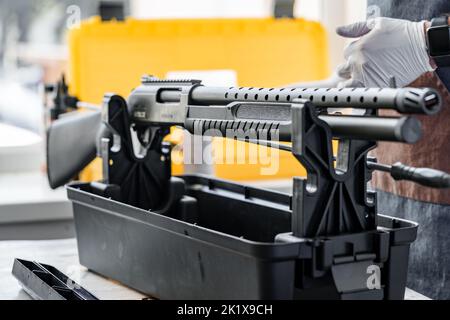 Fucile automatico in piedi sul tavolo del laboratorio di armi Foto Stock