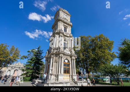 Vista panoramica della storica Torre dell'Orologio (Saat Kulesi) presso il Dolmabahce. La Torre dell'Orologio di Dolmabahce è una torre dell'orologio situata in piazza Dolmabahce, Istan Foto Stock