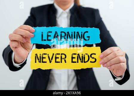 Il cartello che mostra l'apprendimento non termina mai. Concetto di Internet vita lunga opportunità educative e di benessere Foto Stock
