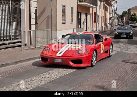 Auto sportiva Ferrari 360 Challenge stradale viaggia durante la storica gara automobilistica Mille miglia, il 19 maggio 2017 a Gatteo, FC, Italia Foto Stock