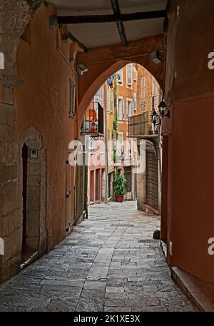 Grasse, Provenza-Alpi-Costa Azzurra, Francia: Antico vicolo nel centro storico della pittoresca città francese Foto Stock