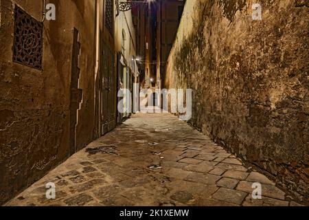 Firenze, Toscana, Italia: Vicolo scuro di notte nel centro storico dell'antica città italiana Foto Stock
