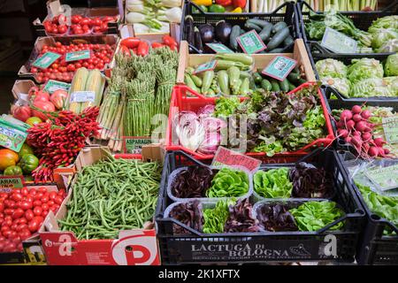 Verdure in vendita in un Grocers display Quadrilatero Bologna Italia Foto Stock