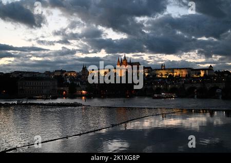 Castello di Praga e fiume Moldava a Praga, Repubblica Ceca, 20 settembre 2022. (Foto CTK/Michal Krumphanzl) Foto Stock