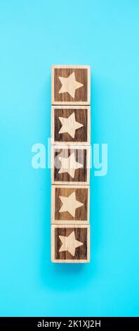 blocco con simbolo a stella su sfondo blu. Valutazione del servizio, classificazione, revisione del cliente, soddisfazione, valutazione e concetto di feedback Foto Stock