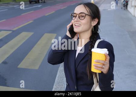 Donna d'affari al telefono in città strada Foto Stock