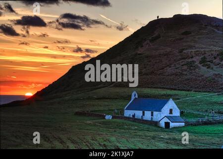 Mwnt è una baia appartata sulla costa ceredigion sopra una bella spiaggia è la chiesa di croce Santa del 14th ° secolo Foto Stock