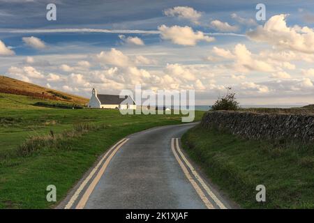 Mwnt è una baia appartata sulla costa ceredigion sopra una bella spiaggia è la chiesa di croce Santa del 14th ° secolo Foto Stock