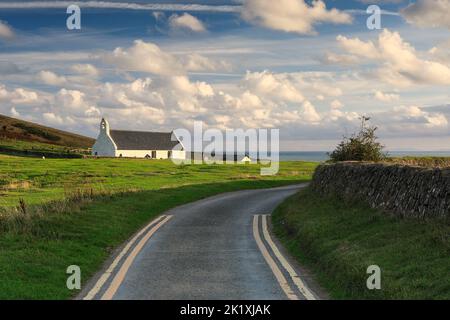 Mwnt è una baia appartata sulla costa ceredigion sopra una bella spiaggia è la chiesa di croce Santa del 14th ° secolo Foto Stock