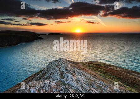 Mwnt è una baia appartata sulla costa ceredigion sopra una bella spiaggia è la chiesa di croce Santa del 14th ° secolo Foto Stock