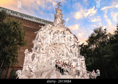 Londra, Regno Unito. 20th Set, 2022. "Come Home Again", scultura illuminata su larga scala dell'artista es Devlin e commissionata da Cartier, che mette in evidenza le 243 specie a rischio di estinzione di Londra, È illuminato nel Tate Modern Garden prima di essere ufficialmente aperto il 22 settembre. L'opera è una replica in scala 1:1/3 della cupola della Cattedrale di San Paolo piena di disegni di Devlin delle 243 specie. I tramonti sono accompagnati da cori cambianti per evensong corale. Credit: Imageplotter/Alamy Live News Foto Stock