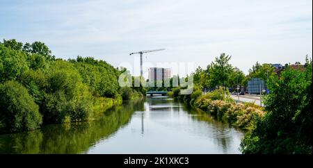 Scena con canale e costruzione di alloggi a Amersfoort, Paesi Bassi Foto Stock