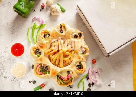 Fajita di pollo farcito di pane naan con patatine fritte in una scatola di consegna. Foto Stock