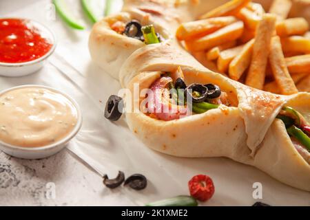 Pollo fajita farcito pane naan con patatine fritte estrema primo piano. Foto Stock