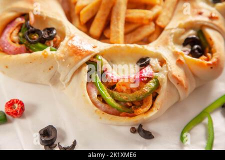 Pollo fajita farcito pane naan con patatine fritte estrema primo piano. Foto Stock