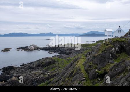 Krakenes, Norvegia - 27 giugno 2022: Il faro di Krakenes è un faro costiero del comune di Kinn a Vestland. Si trova su un roccioso, coltello-come p Foto Stock