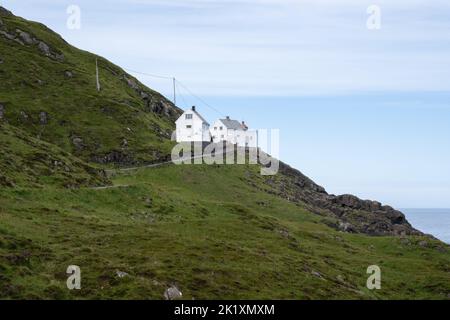 Krakenes, Norvegia - 27 giugno 2022: Il faro di Krakenes è un faro costiero del comune di Kinn a Vestland. Si trova su un roccioso, coltello-come p Foto Stock