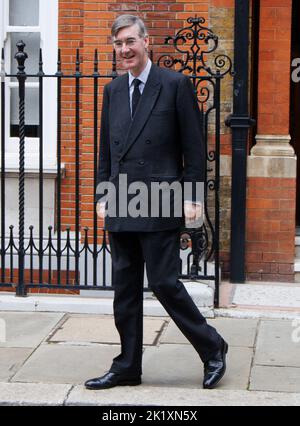 Londra, Regno Unito 21 settembre 2022 il segretario d'affari Jacob Rees-Mogg parte per il parlamento. Jacob Rees-Mogg ha presentato un nuovo pacchetto di supporto che dimezzerà le bollette energetiche delle aziende. Quest'inverno, le bollette energetiche per le aziende del Regno Unito saranno tagliate di circa la metà del loro livello previsto nell'ambito di un enorme pacchetto di sostegno da parte del governo. Il programma di aiuti per la bolletta energetica fisserà i prezzi del gas e dell'elettricità per tutte le imprese per sei mesi a partire dal 1 ottobre. Anche ospedali, scuole, enti di beneficenza e altri ambienti come le sale comunali e le chiese potranno ricevere aiuto. Viene dopo che il governo ha annunciato un piano di 150bn sterline per aiutare h Foto Stock