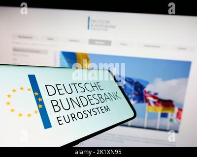 Cellulare con logo della banca centrale tedesca Deutsche Bundesbank sullo schermo di fronte al sito web. Messa a fuoco al centro del display del telefono. Foto Stock