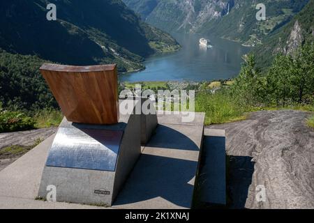 Hareid, Norvegia - 29 giugno 2022: Sedia della regina Sonja situata sopra la città di Geiranger con una bella vista sul fiordo di Geiranger e le navi da crociera. Foto Stock