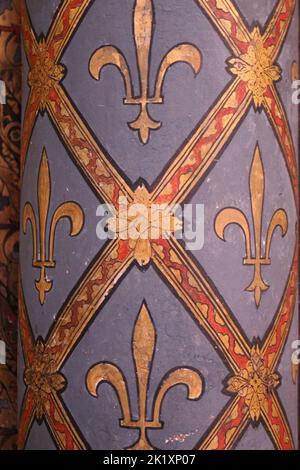 Colonna dipinta nella parte superiore interna della cappella reale medievale, gotica Sainte-Chapelle con il classico simbolo araldico francese del fleur-de-lis Foto Stock