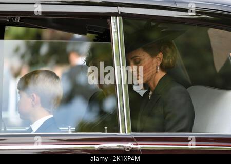 Camilla, Regina Consort, Kate Middleton, ora intitolata Catherine, la Principessa del Galles seguono dietro i funerali di stato della Regina Elisabetta la seconda mentre viene portata su una carrozza da armi da Westminster Abbey giù per il Mall, coperta dalla bandiera Royal Standard e dalla corona di stato imperiale, Orb, e SCEPtre. Foto Stock