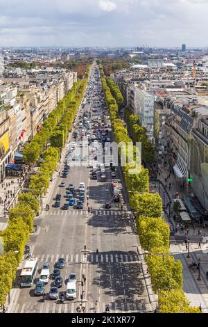 Vista dall'alto dell'Arco di Trionfo di Avenue des Champs Élysées, Parigi, Francia Foto Stock