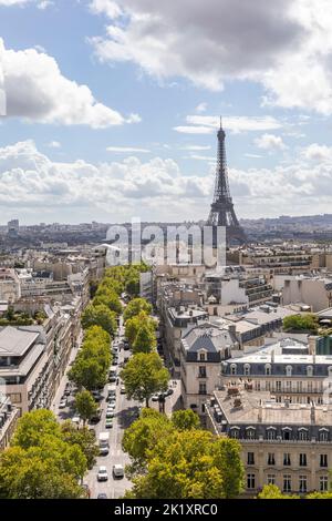 La vista dall'Arco di Trionfo di Avenue d'Iéna e Torre Eiffel, Parigi, Francia, Europa Foto Stock