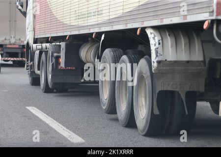 amelia rodrigues, bahia, brasile - 14 settembre 2022: Traffico di veicoli sulla strada federale BR 324 nella regione di Amelia Rodrigues Foto Stock