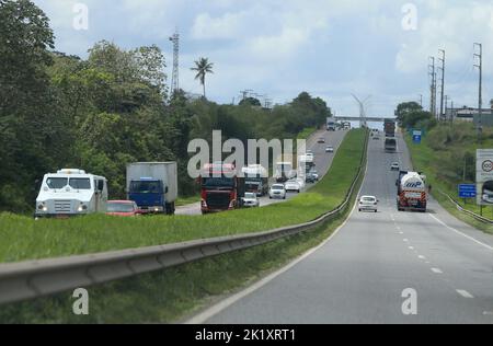 amelia rodrigues, bahia, brasile - 14 settembre 2022: Traffico di veicoli sulla strada federale BR 324 nella regione di Amelia Rodrigues Foto Stock