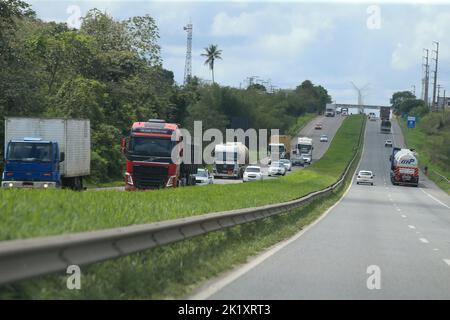 amelia rodrigues, bahia, brasile - 14 settembre 2022: Traffico di veicoli sulla strada federale BR 324 nella regione di Amelia Rodrigues Foto Stock