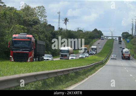 amelia rodrigues, bahia, brasile - 14 settembre 2022: Traffico di veicoli sulla strada federale BR 324 nella regione di Amelia Rodrigues Foto Stock