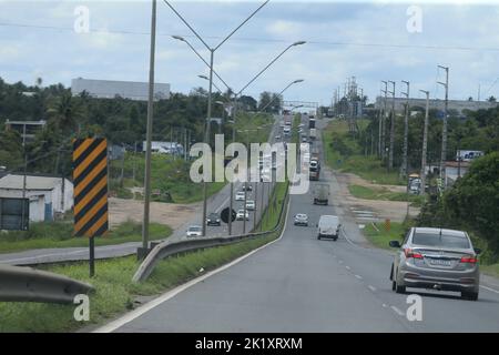 amelia rodrigues, bahia, brasile - 14 settembre 2022: Traffico di veicoli sulla strada federale BR 324 nella regione di Amelia Rodrigues Foto Stock