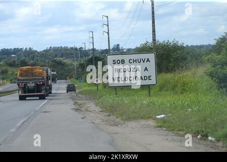 amelia rodrigues, bahia, brasile - 14 settembre 2022: Traffico di veicoli sulla strada federale BR 324 nella regione di Amelia Rodrigues Foto Stock