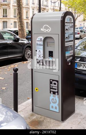 Stazione di ricarica per auto elettriche/veicoli Belib francese, Avenue d'Iéna, Parigi, Francia, Europa Foto Stock