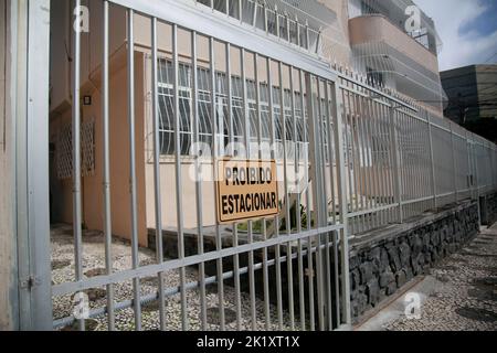 salvador, bahia, brasile - 9 settembre 2022: Vietato segno parchi in un vialetto di una residenza nella città di Salvador. Foto Stock