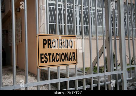 salvador, bahia, brasile - 9 settembre 2022: Vietato segno parchi in un vialetto di una residenza nella città di Salvador. Foto Stock