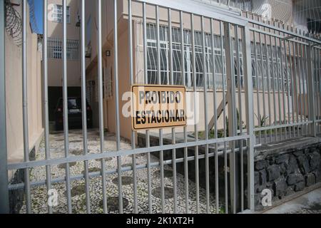 salvador, bahia, brasile - 9 settembre 2022: Vietato segno parchi in un vialetto di una residenza nella città di Salvador. Foto Stock