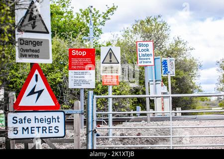 Segnali di avvertimento di pericolo ad un incrocio senza equipaggio di livello, Greater Anglia Railway Line, South Woodham Ferrers, Essex, Gran Bretagna. Foto Stock