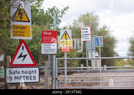 Segnali di avvertimento di pericolo ad un incrocio senza equipaggio di livello, Greater Anglia Railway Line, South Woodham Ferrers, Essex, Gran Bretagna. Foto Stock