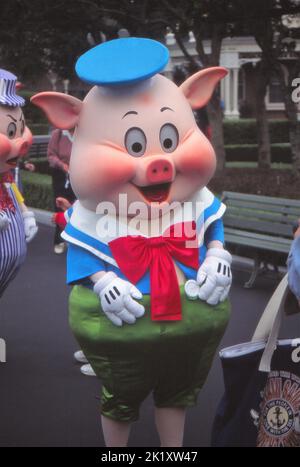 Una verticale di un maiale Fiddler a Tokyo Disneyland con cappello da marinaio e cravatta rossa Foto Stock