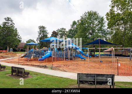 Prattville, Alabama, Stati Uniti d'America - 11 settembre 2022: Lavori di costruzione nel rinnovato parco giochi A Child's Place nel centro storico di Prattville. Foto Stock